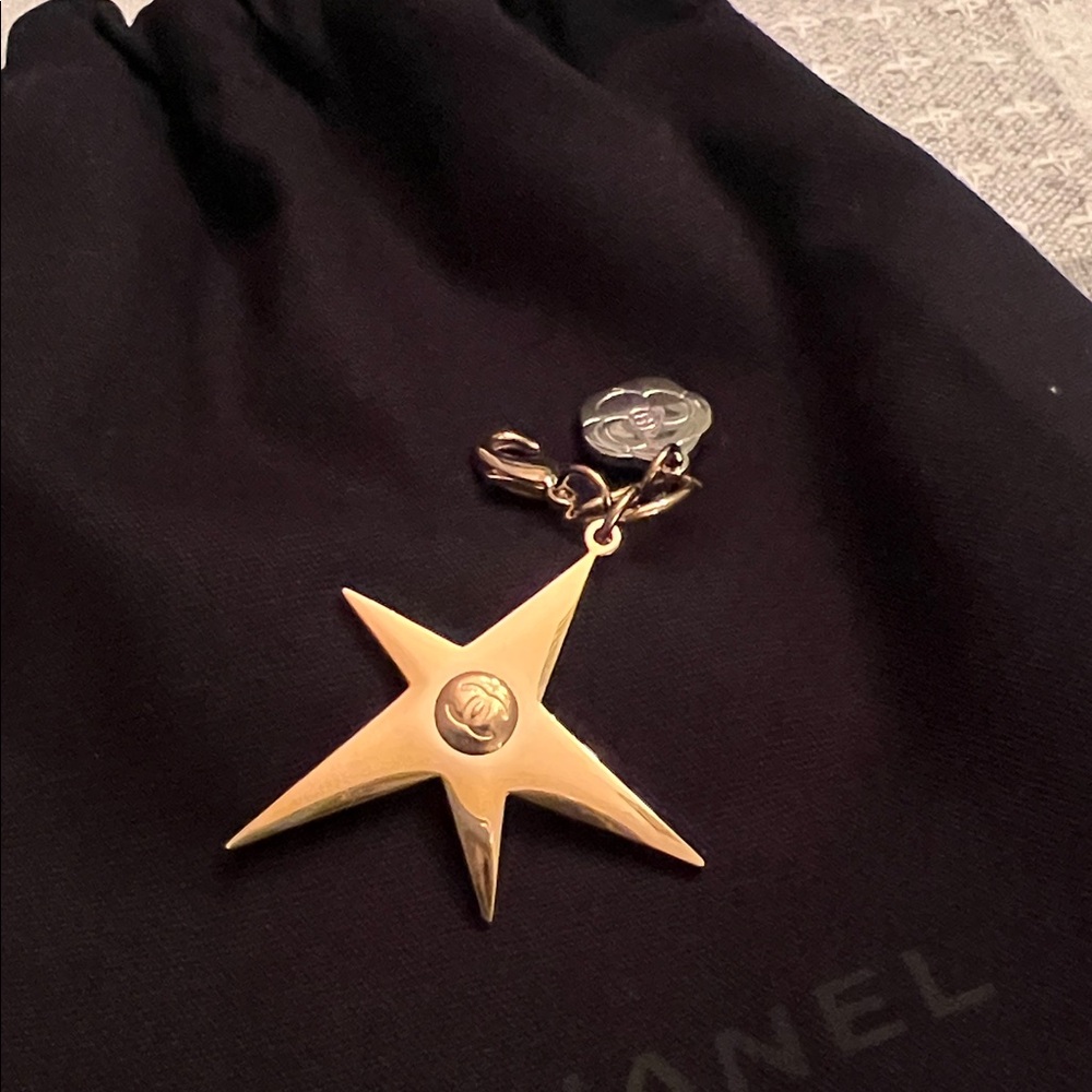 CHANEL Gold Star & small Camellia key Charm with black drawstring pouch. - Picture 3 of 9